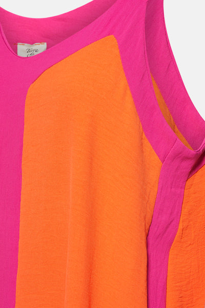 Oranje jurk van Terra di Siena, met roze inzetstukken en een subtiele textuur.