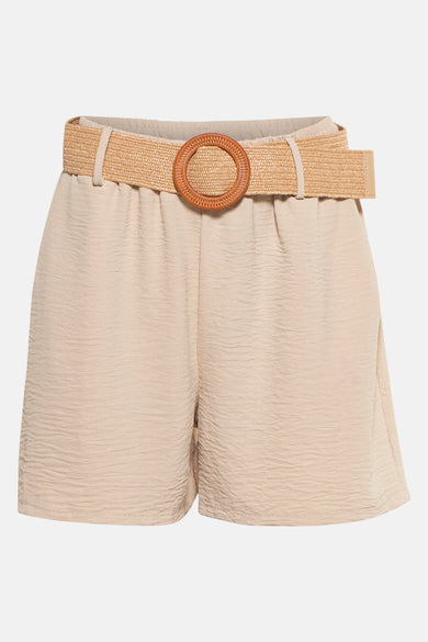 Short beige de Terra di Siena avec ceinture tressée à boucle ronde, en tissu texturé.
