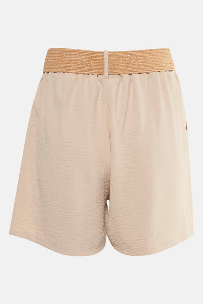 Short beige de Terra di Siena avec ceinture tressée, texture gaufrée.