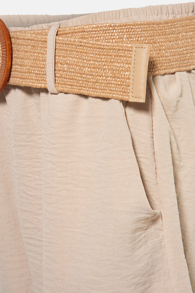 Korte beige Terra di Siena, met een gevlochten riem met houten gesp en een discrete zak.