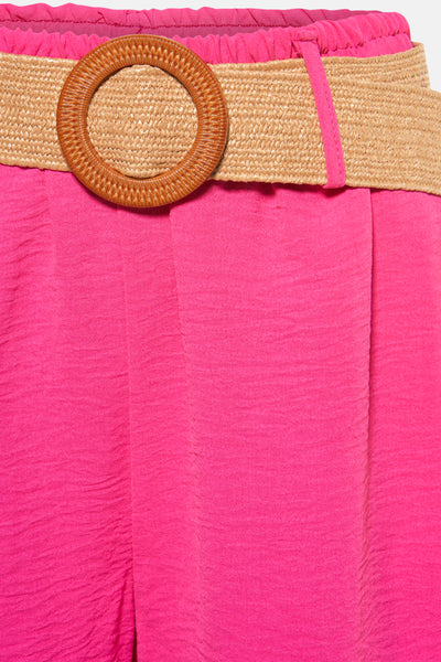 Short rose de Terra di Siena avec ceinture tressée en paille à boucle ronde.