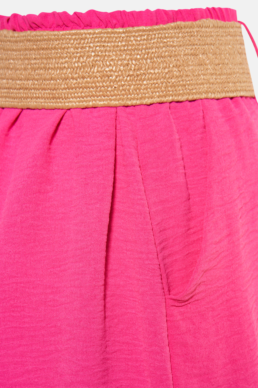 Short rose de Terra di Siena, avec ceinture tressée contrastante et poches latérales.