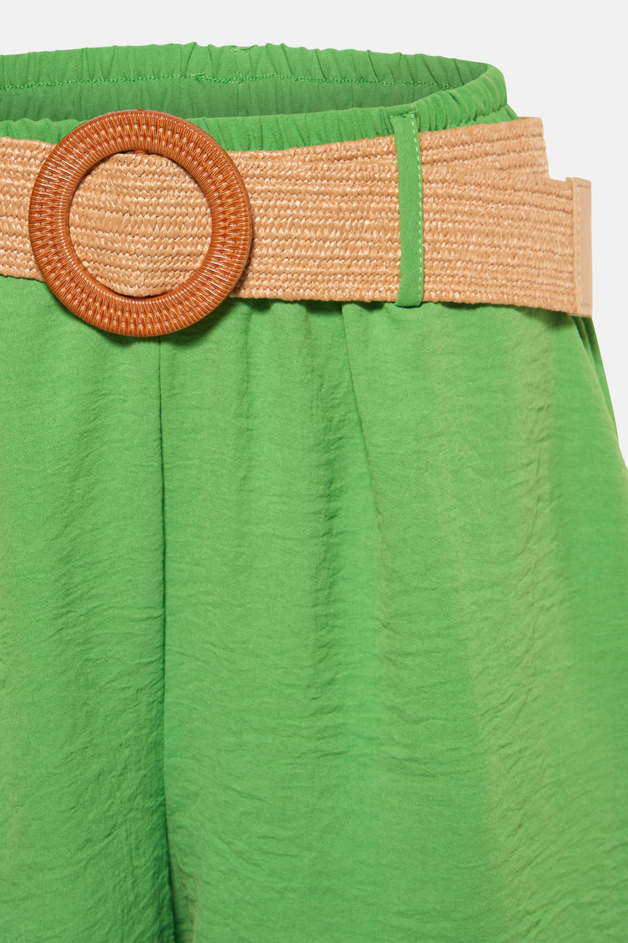 Short vert de Terra di Siena, avec ceinture tressée à boucle ronde marron, texture froissée.