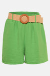 Short vert texturé de Terra di Siena avec ceinture tressée et boucle ronde en bois.