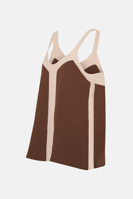Bruin Terra di Siena hemdje met contrasterende beige randen, kreukelige textuur.