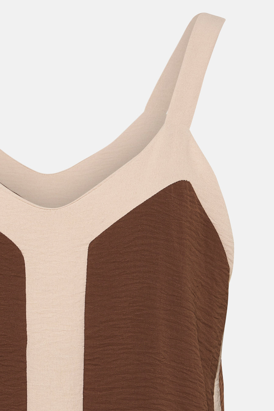Débardeur marron Terra di Siena avec des empiècements couleur crème et texture plissée, vue en gros plan.