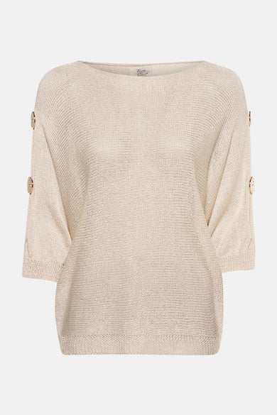 Beige trui met ronde hals van Terra di Siena, met decoratieve gouden knopen op de mouwen.