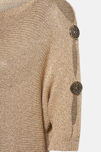 Pull à col rond doré de Terra di Siena avec manches courtes et boutons décoratifs dorés.