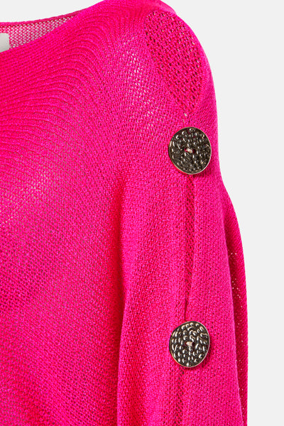 Roze trui met ronde hals van Terra di Siena, ajourgebreid met decoratieve gouden knopen op de schouder.