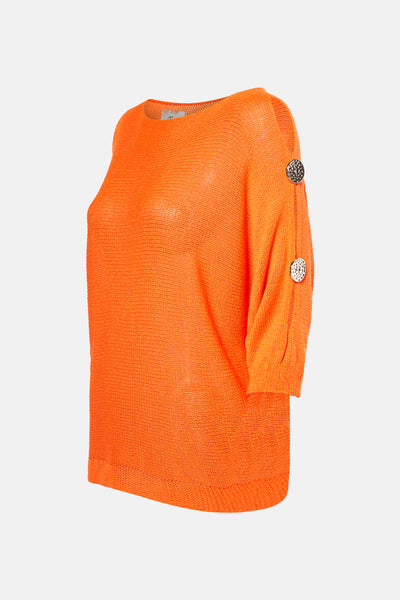 Oranje trui met ronde hals van Terra di Siena met driekwartmouwen en decoratieve knopen op de schouder.