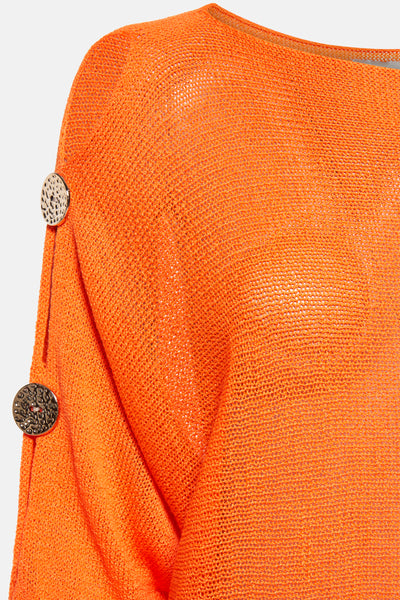 Oranje trui met ronde hals van Terra di Siena, decoratieve knoopdetails op de mouw.