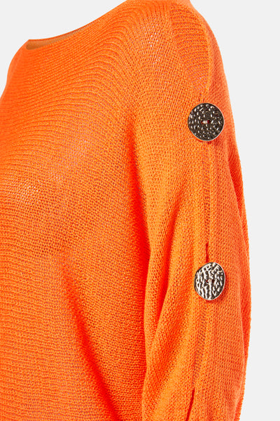 Oranje rondehals trui van Terra di Siena met decoratieve knopen op de mouw.