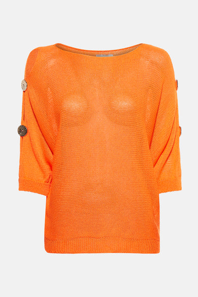 Oranje trui met ronde hals van Terra di Siena, korte mouwen met decoratieve knopen op de schouders.