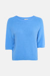 Blauwe trui met ronde hals van Terra di Siena gedragen met een high-waisted jeans.