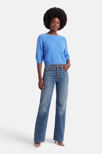 Pull à col rond bleu de Terra di Siena porté avec un jean taille haute.
