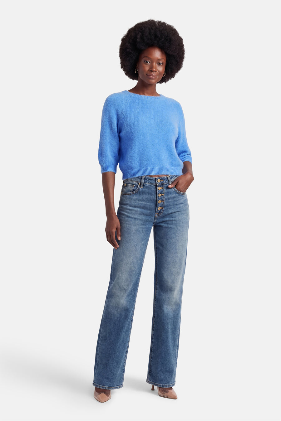 Pull à col rond bleu de Terra di Siena porté avec un jean taille haute.
