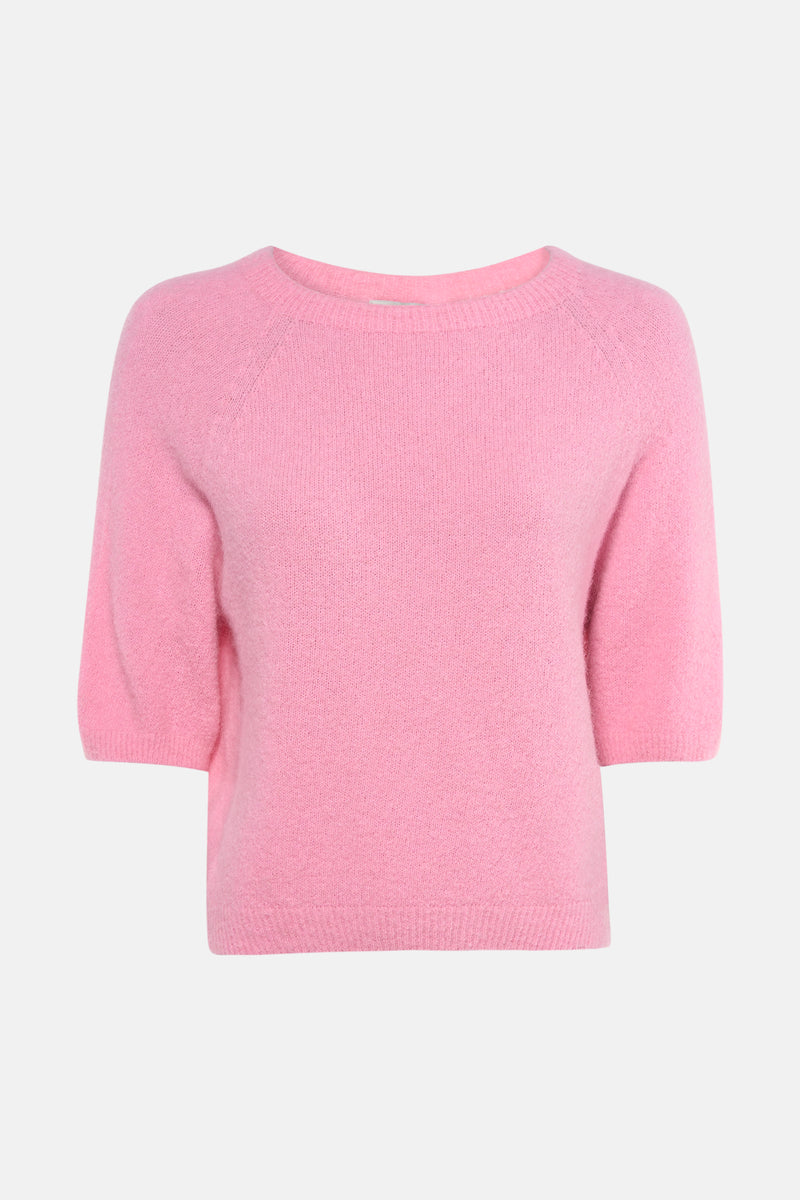 Roze trui met ronde hals van Terra di Siena met korte mouwen en een relaxte pasvorm, gedragen met een high-waisted jeans.