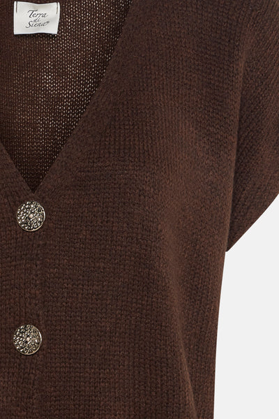 Bruin gilet van Terra di Siena met decoratieve knopen en gebreide textuur.