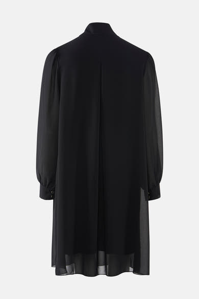 Zwarte jurk met lange mouwen van Terra di Siena, met opstaande kraag en doorschijnende zoom.