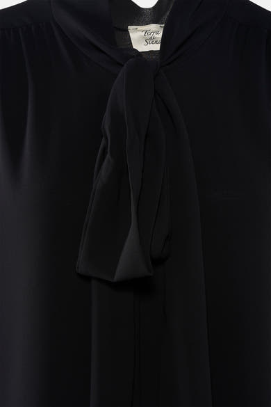 Zwarte jurk met lange mouwen van Terra di Siena, met een decoratieve strik bij de kraag.