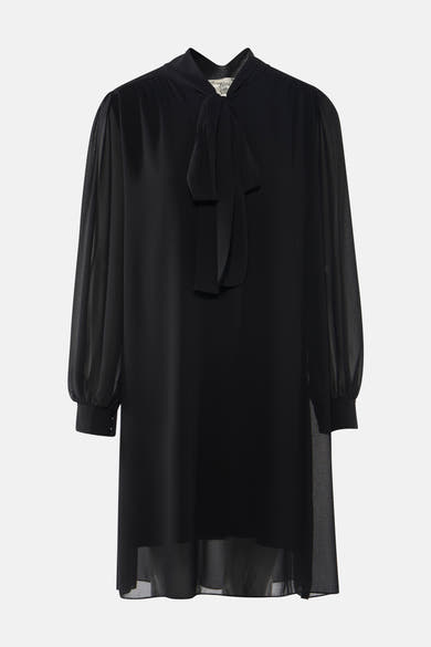 Zwarte jurk met lange mouwen van Terra di Siena, met opstaande kraag en doorschijnende details.