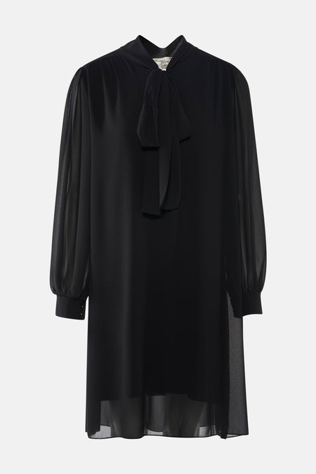 Zwarte jurk met lange mouwen van Terra di Siena, met opstaande kraag en doorschijnende details.