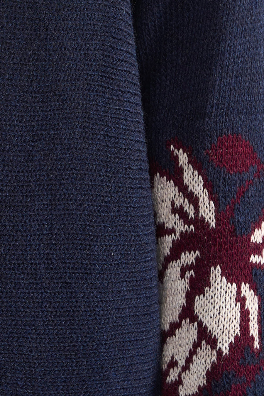 Pull bleu de Terra di Siena avec motif jacquard blanc et bordeaux sur maille texturée.
