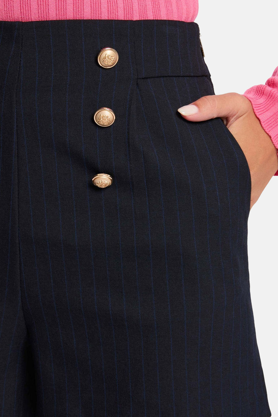 Korte blauwe gestreepte short van Morgan de Toi, met decoratieve gouden knopen en zijzak.