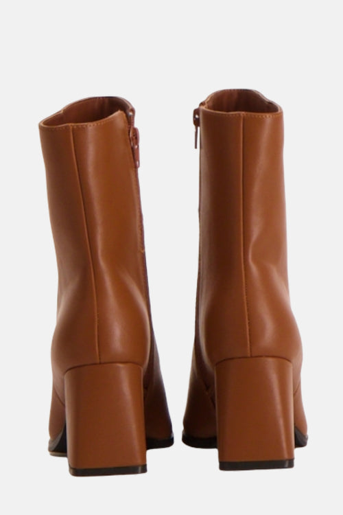 Bottines cognac de Morgan de Toi avec fermeture éclair apparente et talon carré.
