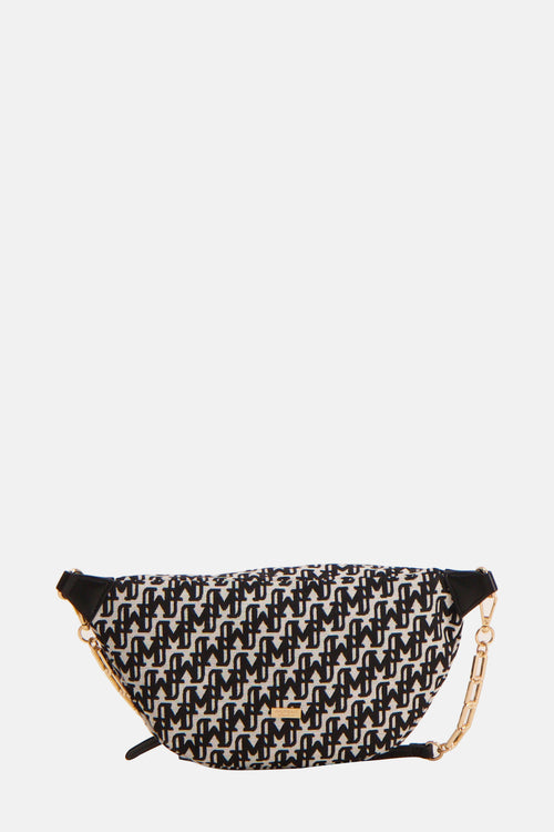 Porte-monnaie multicolore de Morgan de Toi, avec motif monogrammé noir et blanc et bandoulière chaîne dorée.
