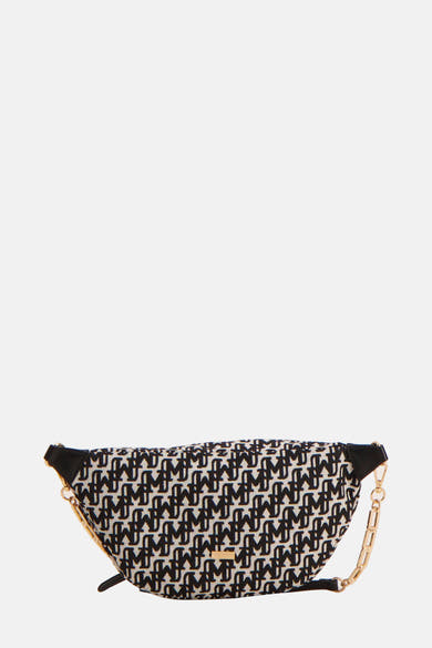 Porte-monnaie multicolore de Morgan de Toi, avec motif monogrammé noir et blanc et bandoulière chaîne dorée.
