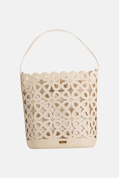 Beige handtas van Morgan de Toi, emmervormig model met lasergesneden bloemenpatroon en enkele handgreep.