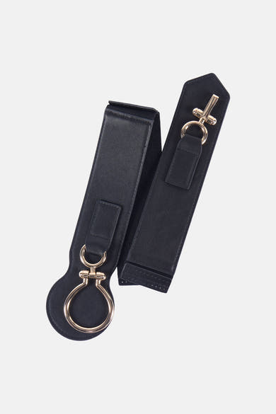 Zwarte riem van Morgan de Toi met decoratieve gouden gespen, op een effen achtergrond.
