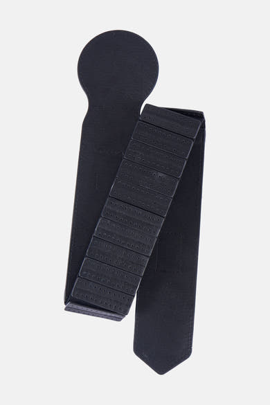 Zwarte riem van Morgan de Toi, met geperforeerde platen en een puntig uiteinde.
