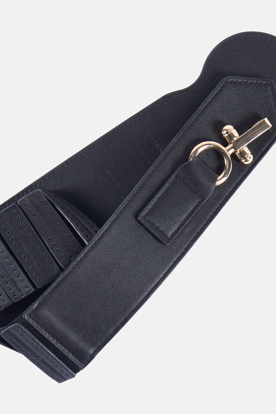 Zwarte riem van Morgan de Toi, met gouden gesp en geperforeerde details, op lichte achtergrond.