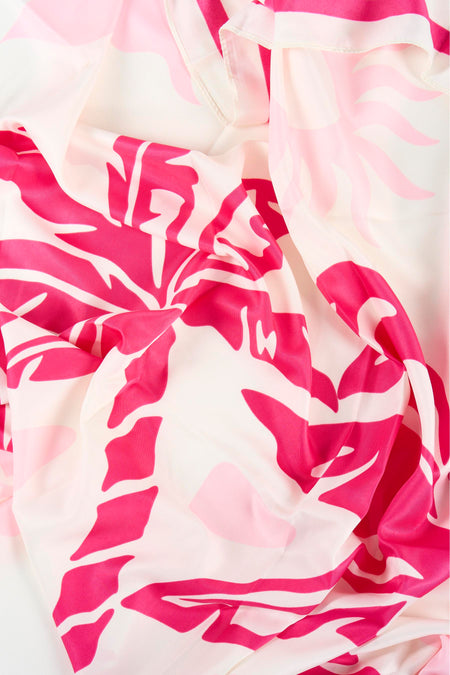 Foulard rose fuchsia et crème de Morgan de Toi à motif floral abstrait, présentant des plis doux.