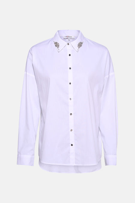 Chemise blanche à manches longues de Morgan de Toi, ornée de détails brillants sur le col, coupe droite.
