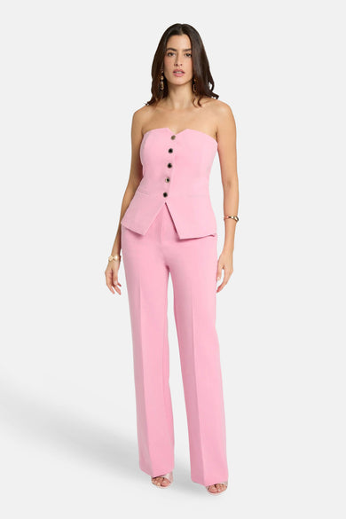 Roze gilet van Morgan de Toi, bustier met decoratieve knopen en peplum, gedragen met een bijpassende broek.