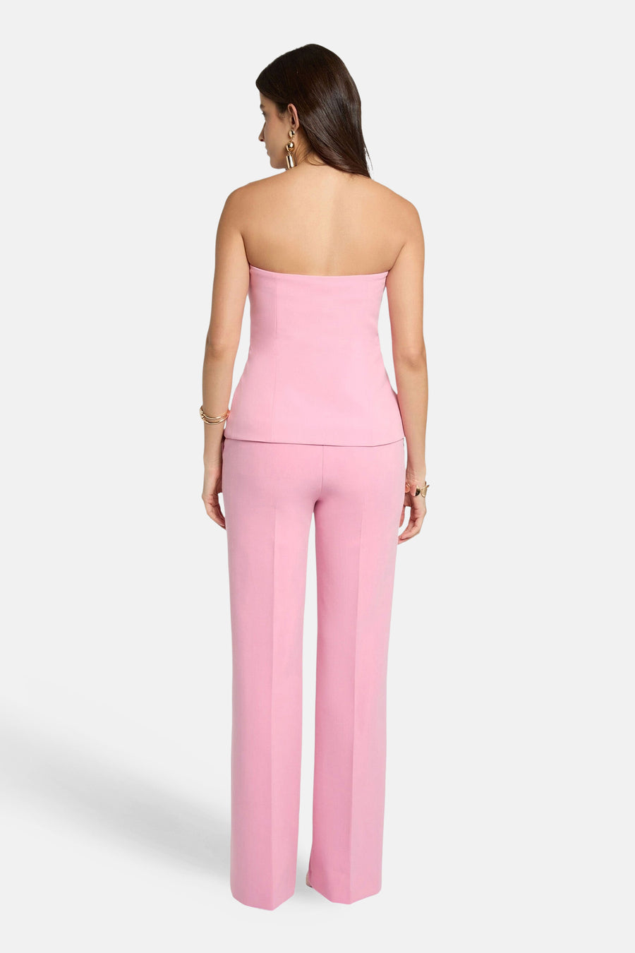 Gilet rose de Morgan de Toi, sans bretelles avec taille péplum, vu de dos, porté avec un pantalon assorti.