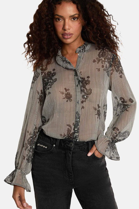 Chemisier à manches longues multicolore de Morgan de Toi avec motif fleuri et rayures verticales, porté avec un jean noir.
