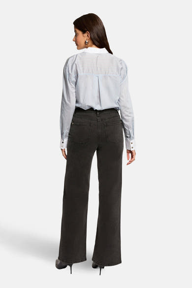Chemise à manches longues bleue, de Morgan de Toi, à rayures blanches verticales, avec poignets blancs.