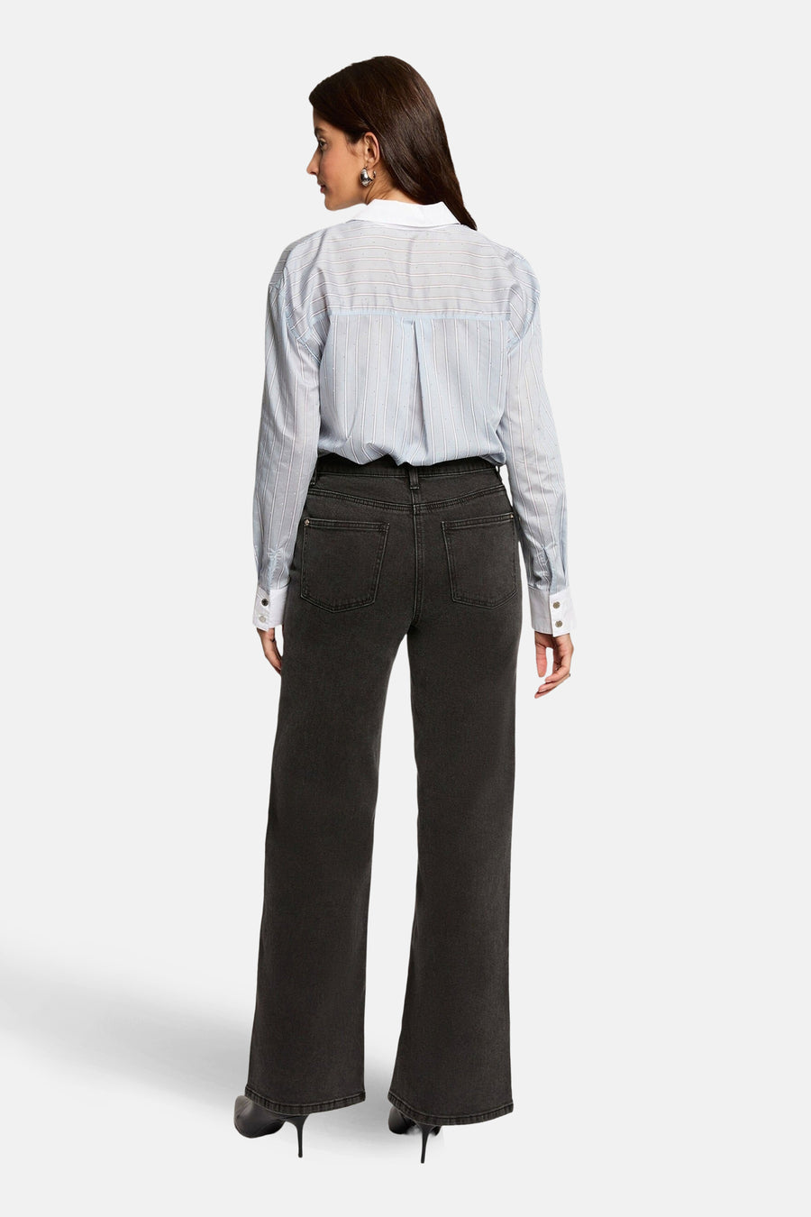 Chemise à manches longues bleue, de Morgan de Toi, à rayures blanches verticales, avec poignets blancs.