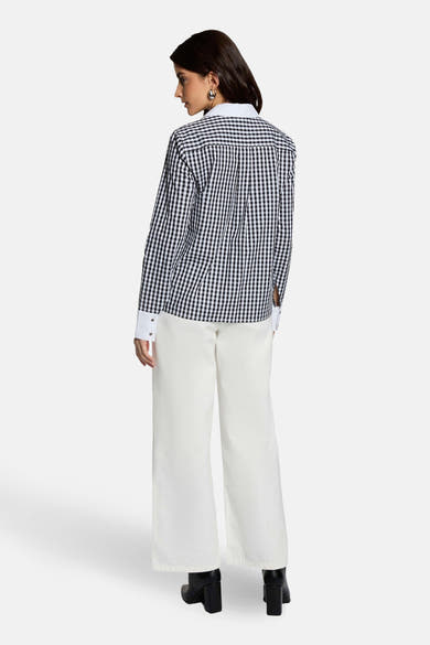 Chemise à manches longues noire à carreaux par Morgan de Toi, avec col et poignets blancs.