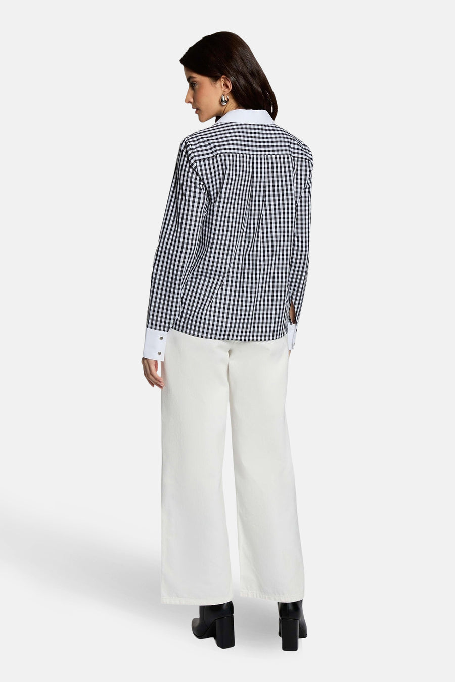 Chemise à manches longues noire à carreaux par Morgan de Toi, avec col et poignets blancs.