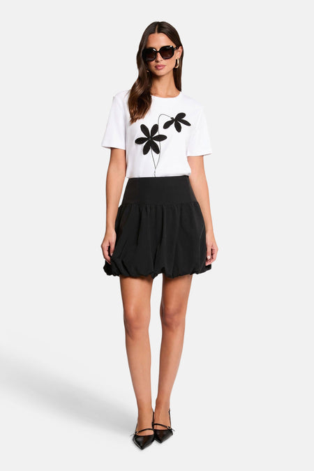 T-shirt blanc à manches courtes de Morgan de Toi, orné de deux fleurs noires décoratives.