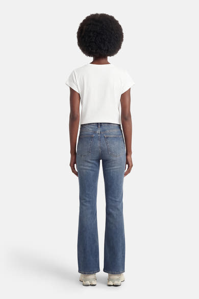 Wit T-shirt met korte mouwen van Morgan de Toi, gedragen met een wijde jeans en sneakers, van achteren gezien.