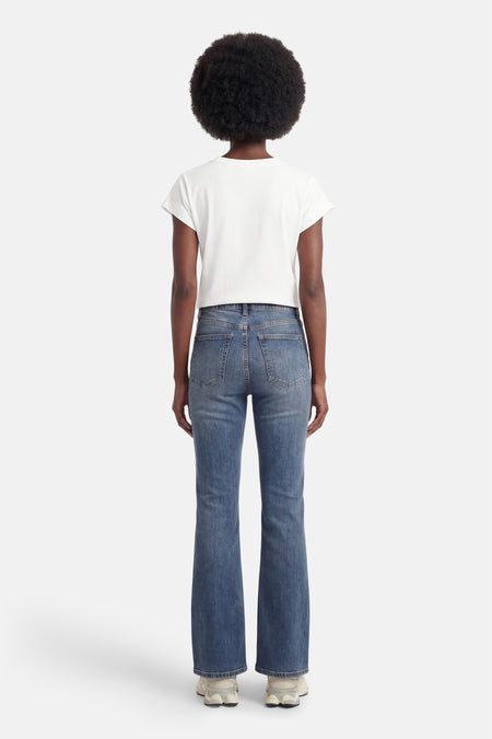 T-shirt blanc à manches courtes de Morgan de Toi, porté avec un jean évasé et des baskets, vue de dos.