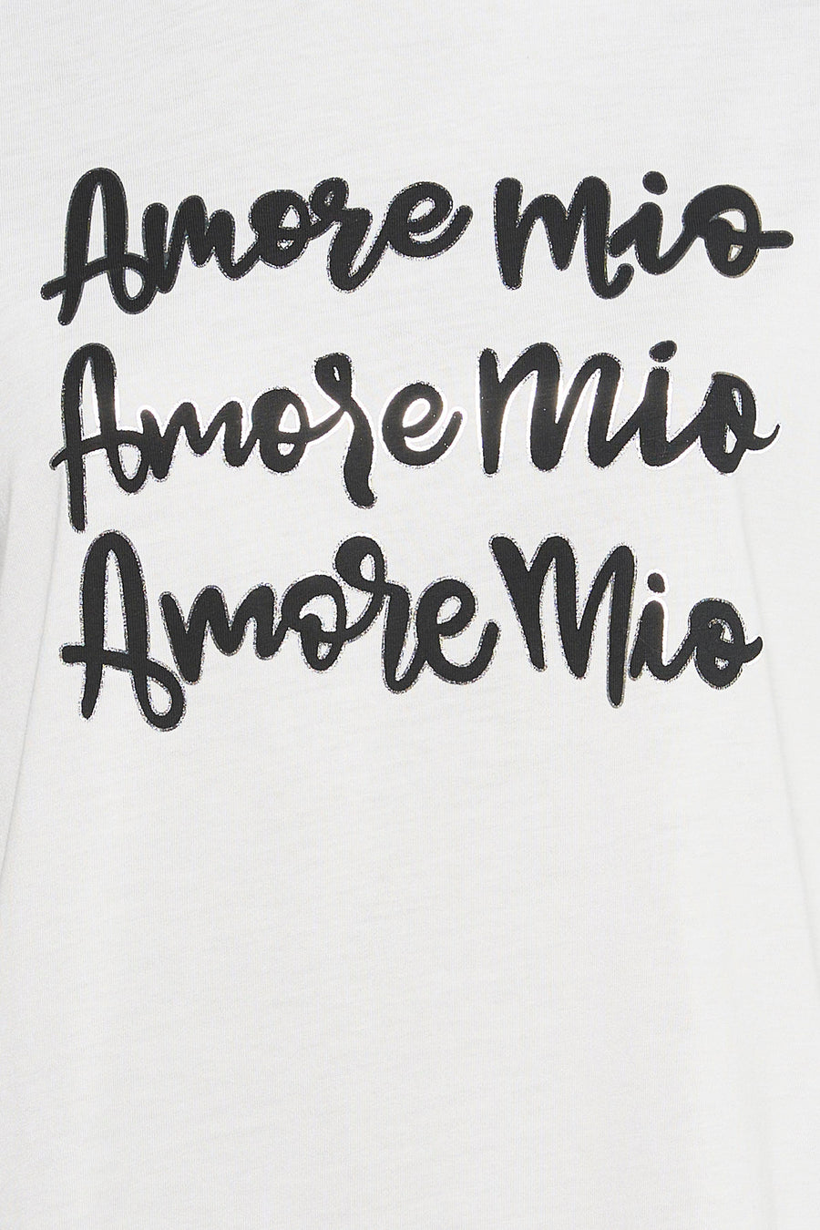 Wit T-shirt met korte mouwen van Morgan de Toi met zwarte "Amore Mio" letters.