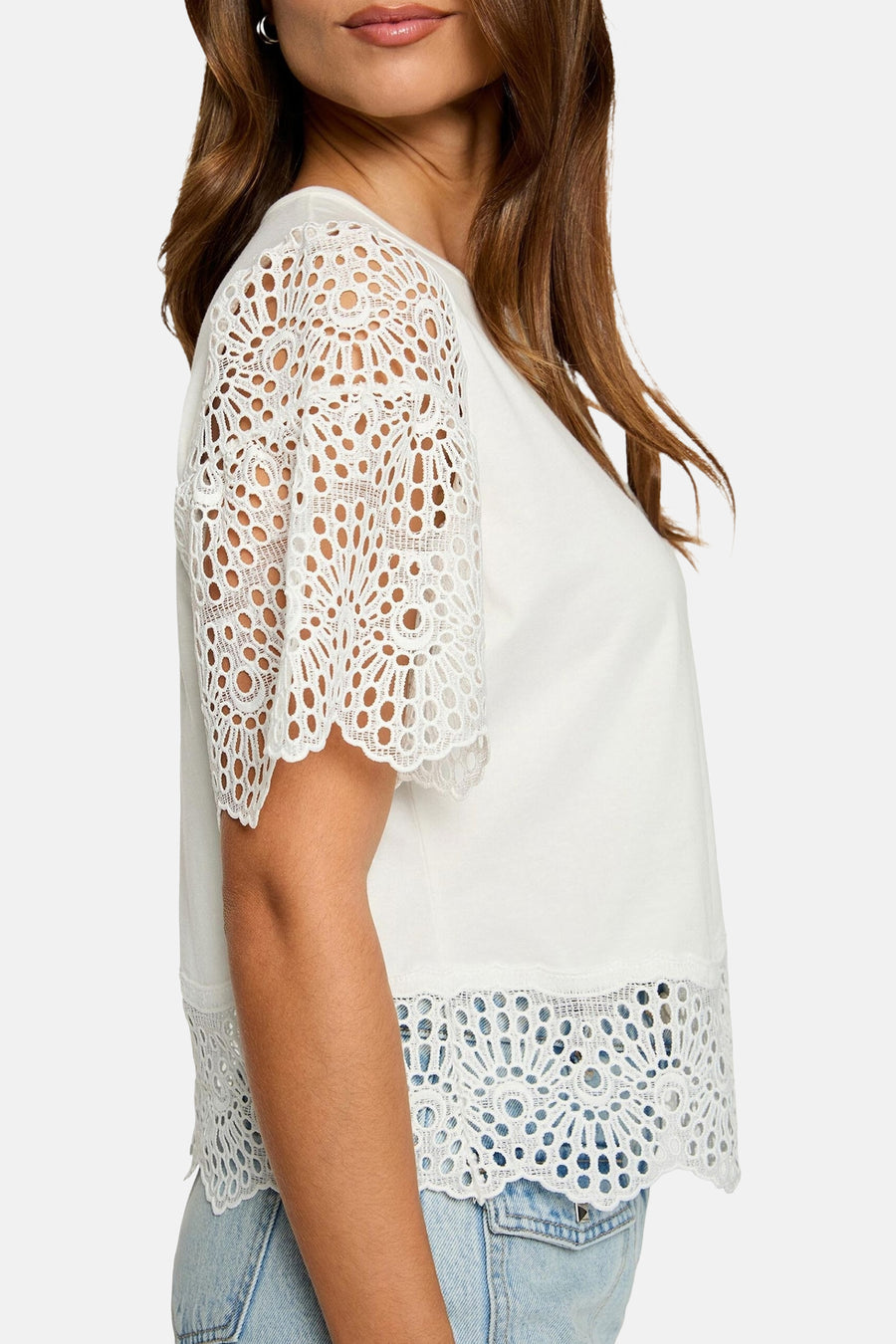 T-shirt blanc uni manche courte de Morgan de Toi avec bordure en dentelle ajourée et jeans.