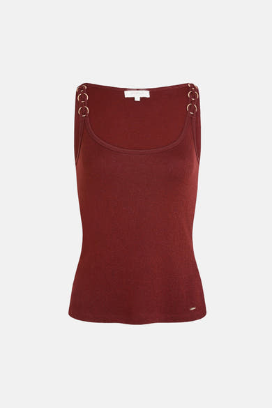 Geribd top in baksteenkleur met dunne bandjes van Morgan de Toi, versierd met gouden ringen en een klein metalen label.